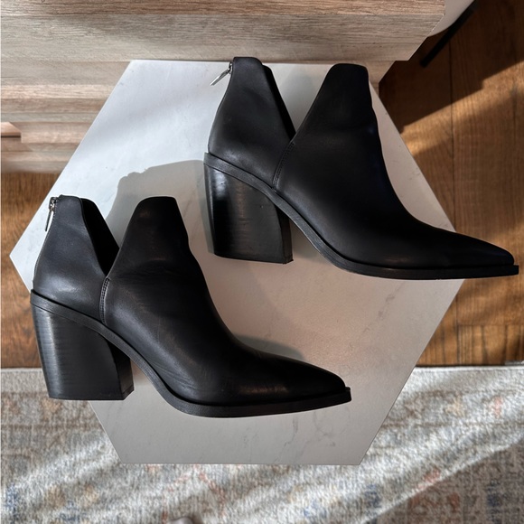 VINCE CAMUTO | Gigietta Bootie - Picture 6 of 9